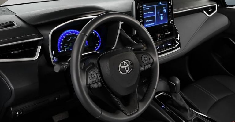 Motor e interior del Toyota Corolla HEV