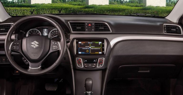 Motor e interior del Suzuki Ciaz 2024
