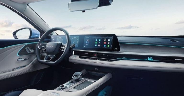 Motor e interior del Chirey Arrizo 8 2024