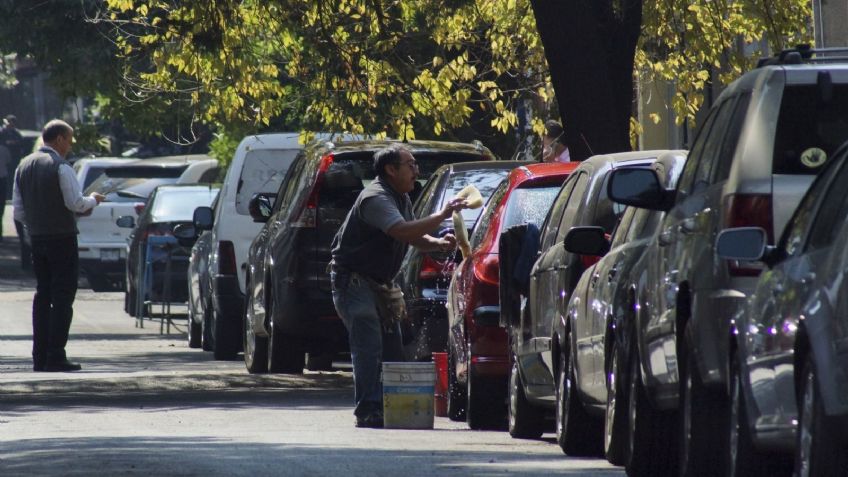 Las ganancias de un 'viene viene' en México: ¿Los franeleros se la matan a los médicos? Esto sabemos