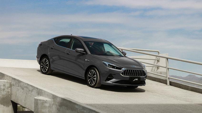 Contén la respiración antes de ver el sedán de JAC con las 3b's: Bueno, bonito y barato