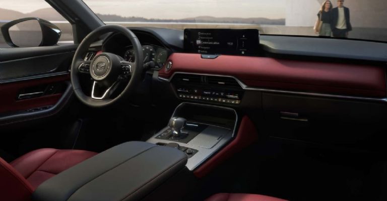 Motor e interior de la Mazda CX-70 2025