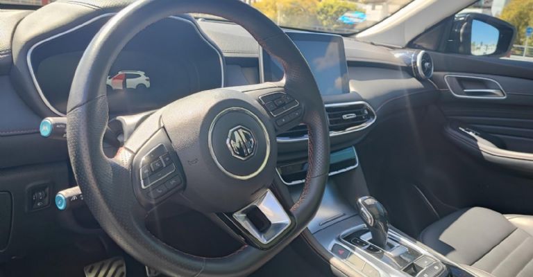 Motor e interior de la MG eHS 2024