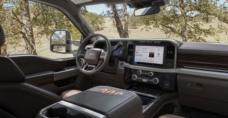 Motor e interior de la Ford Super Duty F-250 2024