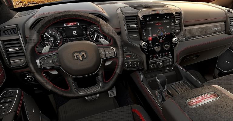 Motor e interior de la RAM 1500 TRX 2024