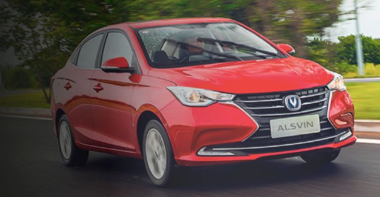 Auto sedán chino barato.