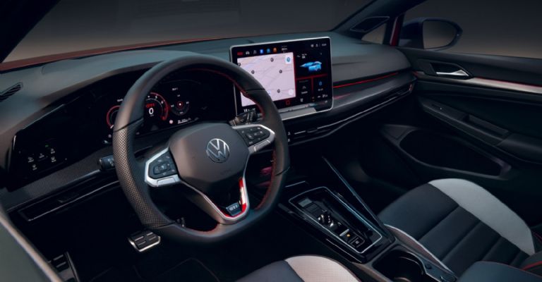 Motor e interior del Volkswagen Golf GTI 2025