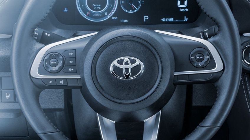 ¿Cuál es el sedán 0 km más barato de Toyota este 2024 y cuál es su consumo de gasolina?