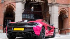 La historia detrás del misterioso McLaren rosa que lleva años estacionado afuera de un hotel en Londres