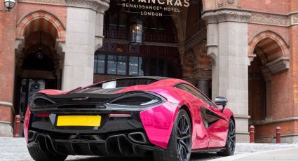 La historia detrás del misterioso McLaren rosa que lleva años estacionado afuera de un hotel en Londres