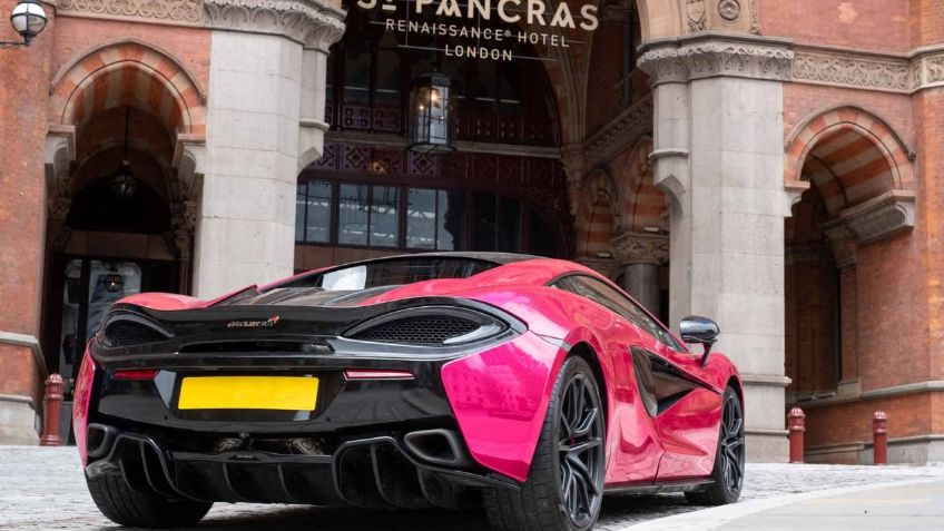 La historia detrás del misterioso McLaren rosa que lleva años estacionado afuera de un hotel en Londres