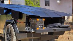 Dueño de un Tesla Cybertruck logra cargar su vehículo con paneles solares móviles