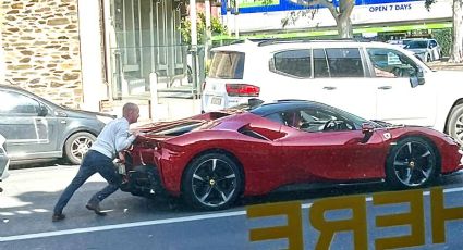 VIRAL: Un hombre es captado empujando su Ferrari en calles de Australia, ¡de no creerse!