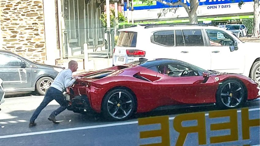 VIRAL: Un hombre es captado empujando su Ferrari en calles de Australia, ¡de no creerse!