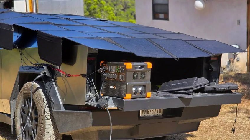 Dueño de un Tesla Cybertruck logra cargar su vehículo con paneles solares móviles