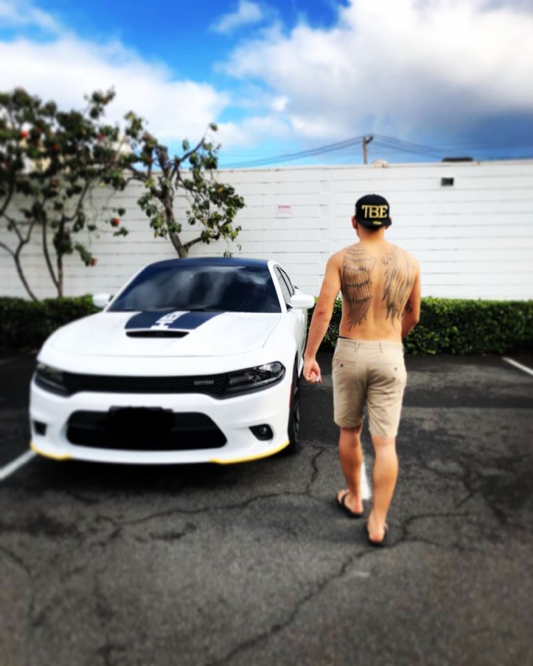 Max Holloway de UFC tiene un carro de NASCAR