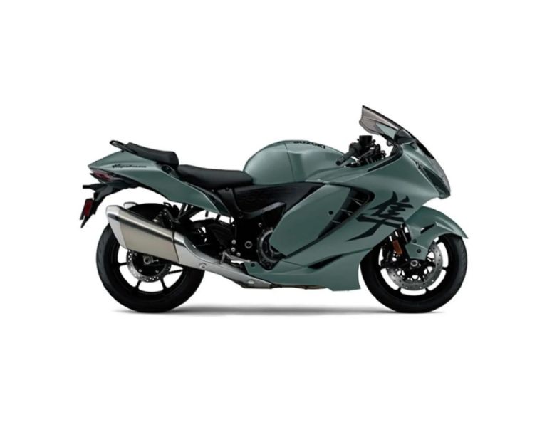 La Suzuki Hayabusa es una de las motocicletas más emblemáticas y reconocidas de la marca japonesa; también del motociclismo a nivel mundial. Esta superbike, como también es llamada la moto, se dio a conocer a finales de los años 90 y revolucionó el mercado. La moto deportiva Suzuki Hayabusa, conforme han ido pasando los años, se ha distinguido por su diseño, la tecnología avanzada con la que cuenta, así como también por la velocidad que logra alcanzar y es mayor a los 300 kilómetros por hora. En el mercado mexicano de motocicletas, la Suzuki Hayabusa está disponible en el modelo 2023. Esto se explica en el portal oficial de la marca japonesa que también fabrica automóviles, y su precio es desde los $459,490 pesos mexicanos. Está disponible en blanco con azul, gris con rojo o negro. Sin embargo, para la gama 2025 de esta motocicleta, Suzuki dio a conocer que la Hayabusa estará disponible en un nuevo color y aquí en De Cero a 100 te decimos cuál es.  Suzuki Hayabusa 2025: En este nuevo color estará disponible El fabricante que lanzó su primera motocicleta a finales de los años 50, reveló que la Suzuki Hayabusa modelo 2025 ahora robará más miradas por el nuevo color que tendrá. De hecho, como cumplió 25 años la moto deportiva Hayabusa, Suzuki antes de anunciar esto lanzó una edición limitada en colores Glass Blaze Orange y Glass Sparkle Black. Además esta versión, que sólo se hicieron 300, se distinguía por contar con piezas doradas y adhesivos especiales, entre otras cosas que gustaron entre los seguidores de esta máquina deportiva. No obstante, el color que está siendo la sensación y que la marca anunció recientemente, es una combinación del Metallic Mat Steel Green y Glass Sparkle Black, que como resultado dio un verde mate. Esto se anunció para el mercado europeo, y todavía se desconoce si podría llegar a otras partes del mundo, como a México, donde la Suzuki Hayabusa tiene mucha popularidad.