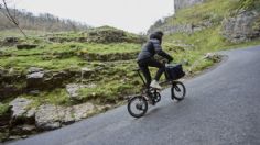 Brompton T Line: Una bicicleta plegable de lujo hecha con titanio y carbono
