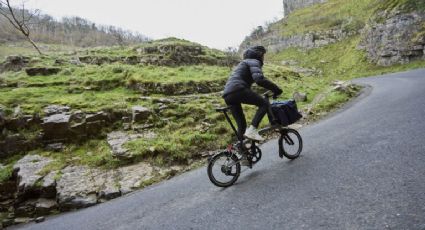 Brompton T Line: Una bicicleta plegable de lujo hecha con titanio y carbono