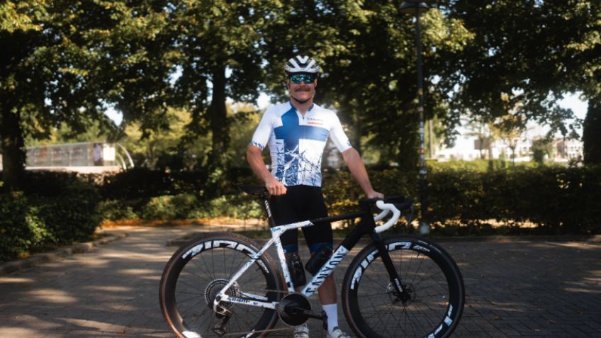 Valtteri Bottas compitió en la misma carrera de ciclismo de gravel que Mathieu van der Poel