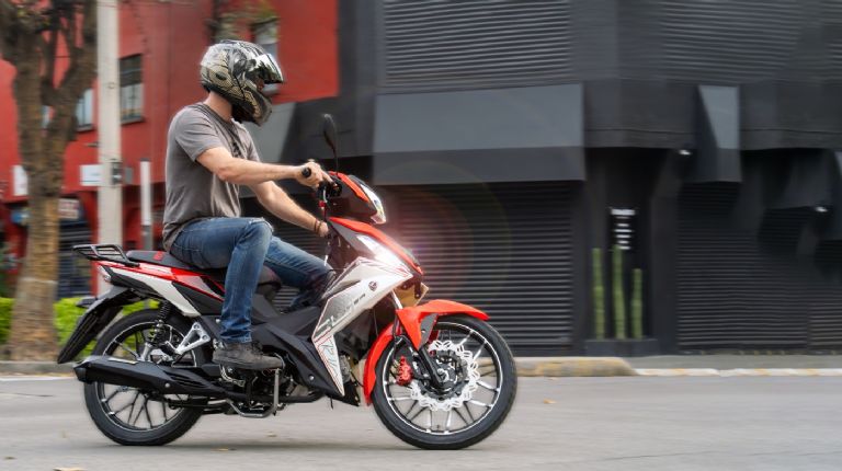 Así es una moto semiautomática