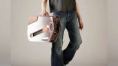 Foto ilustrativa de la nota titulada Este scooter eléctrico Ant Formica es tan práctico que se convierte en un maleta