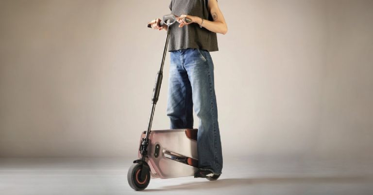 Ant Formica Un e-scooter compacto y futurista