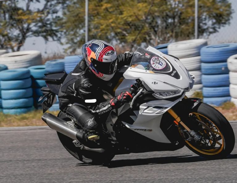 Aprilia RSV4 Factory