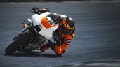 Foto ilustrativa de la nota titulada ¿Qué velocidad alcanza la KTM RC 8C 2024? Una moto preparada para la competición