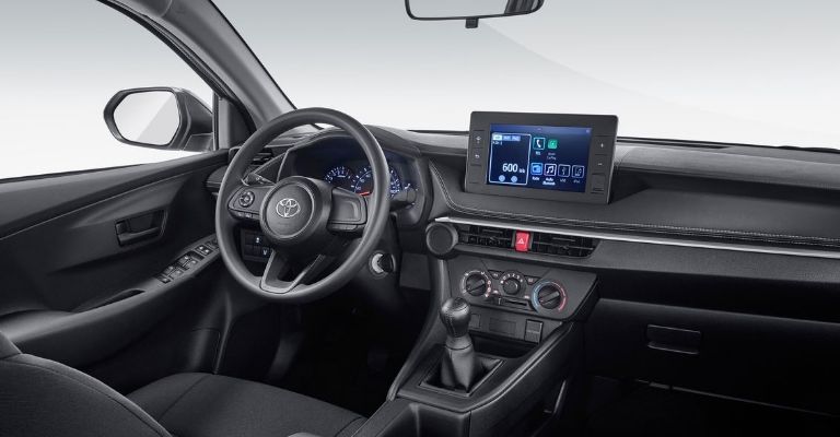 Interior del Toyota Yaris Sedán 2025