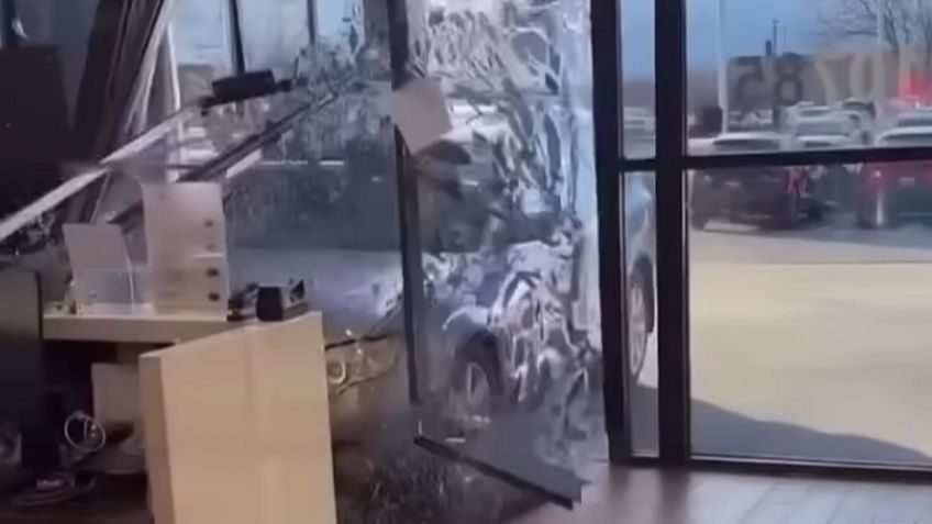 Video Viral: Este conductor impactó en una agencia de autos por no regresarle su dinero