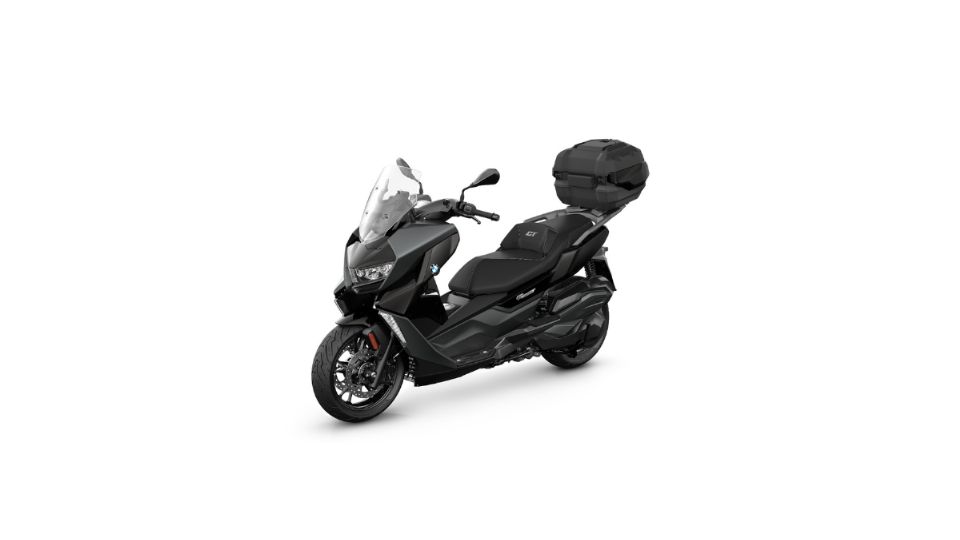 ¿Qué tipo de motor tiene este scooter premium?