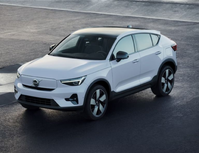 Sergio Canales conduce un Volvo eléctrico