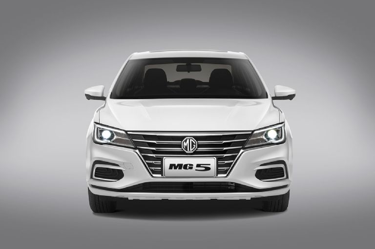 Este es un auto sedán elegante de MG