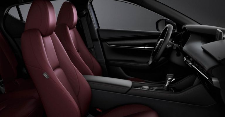 Motor e interior del Mazda 3 Sedán 2024