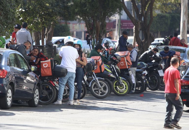 Repartidor en moto Estos documentos son necesarios traerlos todo el tiempo