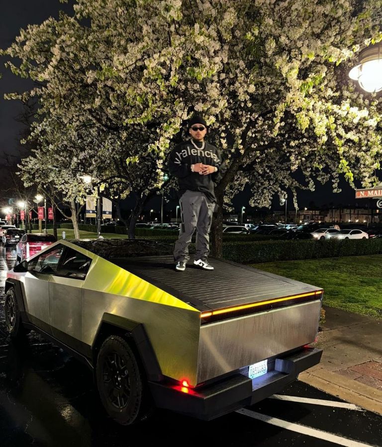 Este es el nuevo auto eléctrico del vocalista de Fuerza Regida