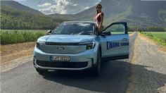 Joven recorre el mundo a bordo de un auto eléctrico en busca de un Récord Guinness