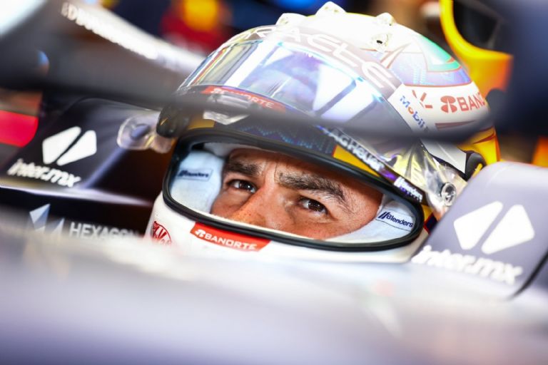 Mini cascos de Checo Pérez en oferta