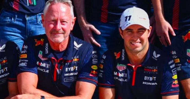 Checo Pérez con Jonathan Wheatley.