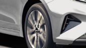 Resistente y ahorrador como los carros de antes, el sedán de Kia que quiere romperla este 2024