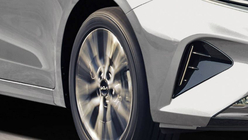 Resistente y ahorrador como los carros de antes, el sedán de Kia que quiere romperla este 2024