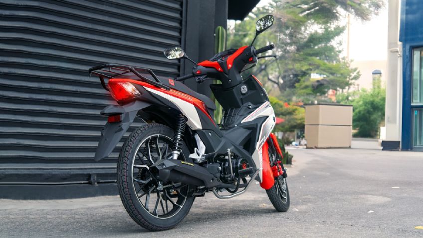 Motos mexicanas que consumen poca gasolina y son para ir al trabajo este 2024
