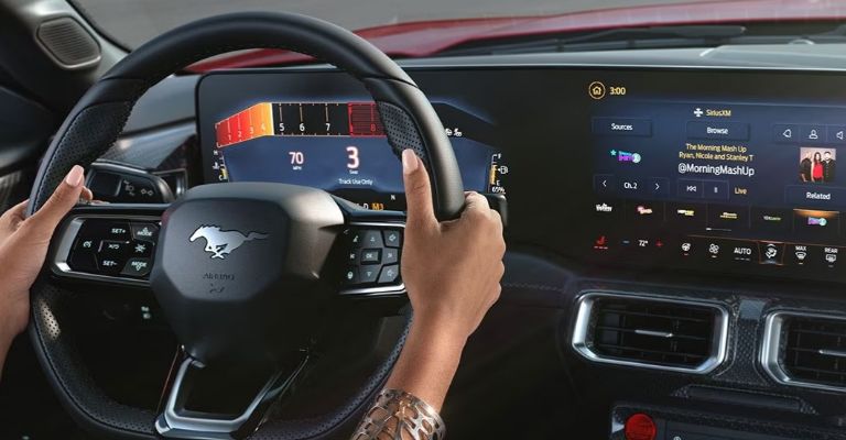 Motor e interior del Ford Mustang 2024