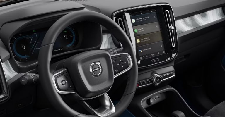 Motor e interior de la Volvo XC40 2024