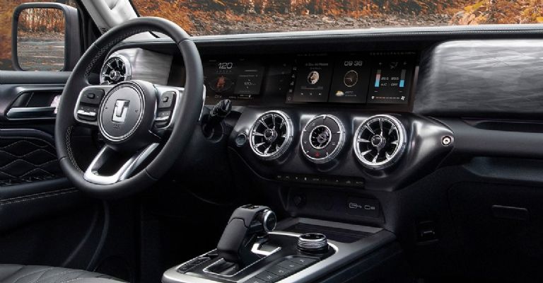 Motor e interior de la GWM Tank 300 2024