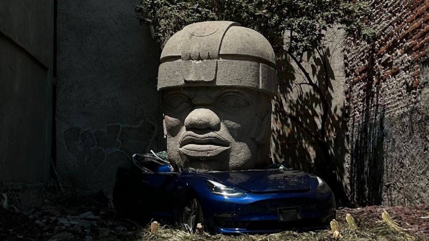 Viral: Una cabeza Olmeca aplastó a este Tesla Model 3 en la CDMX y sí, hay una explicación lógica