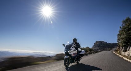 ¿Qué cilindrada debe tener una motocicleta para usarla en las carreteras y autopistas?