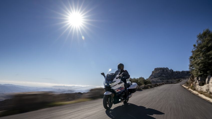 ¿Qué cilindrada debe tener una motocicleta para usarla en las carreteras y autopistas?