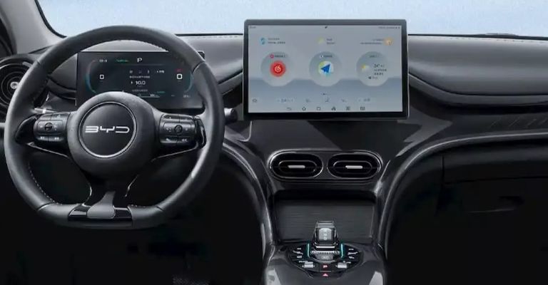 Motor e interior del BYD e2 2024